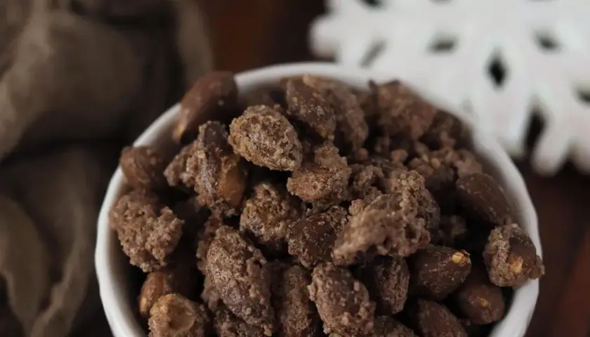 Schüssel mit gebrannten Mandeln, die im Airfryer zubereitet wurden. Süß und knusprig, perfekt für die Weihnachtszeit.