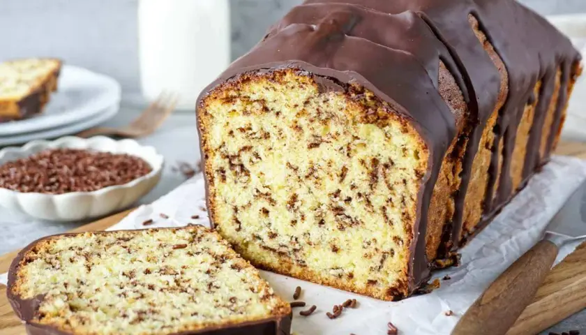 Schokoladenkuchen mit Streuseln, wie aus omas beste kuchen rezepte. Ein Stück ist angeschnitten, daneben eine Schale mit Streuseln.