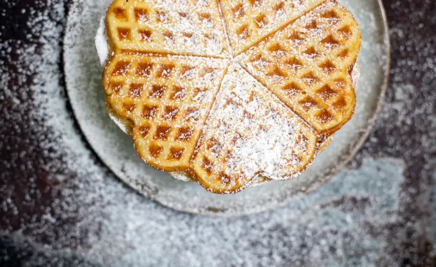 Klassische Herzwaffeln mit lockerem Teig und knuspriger Kruste