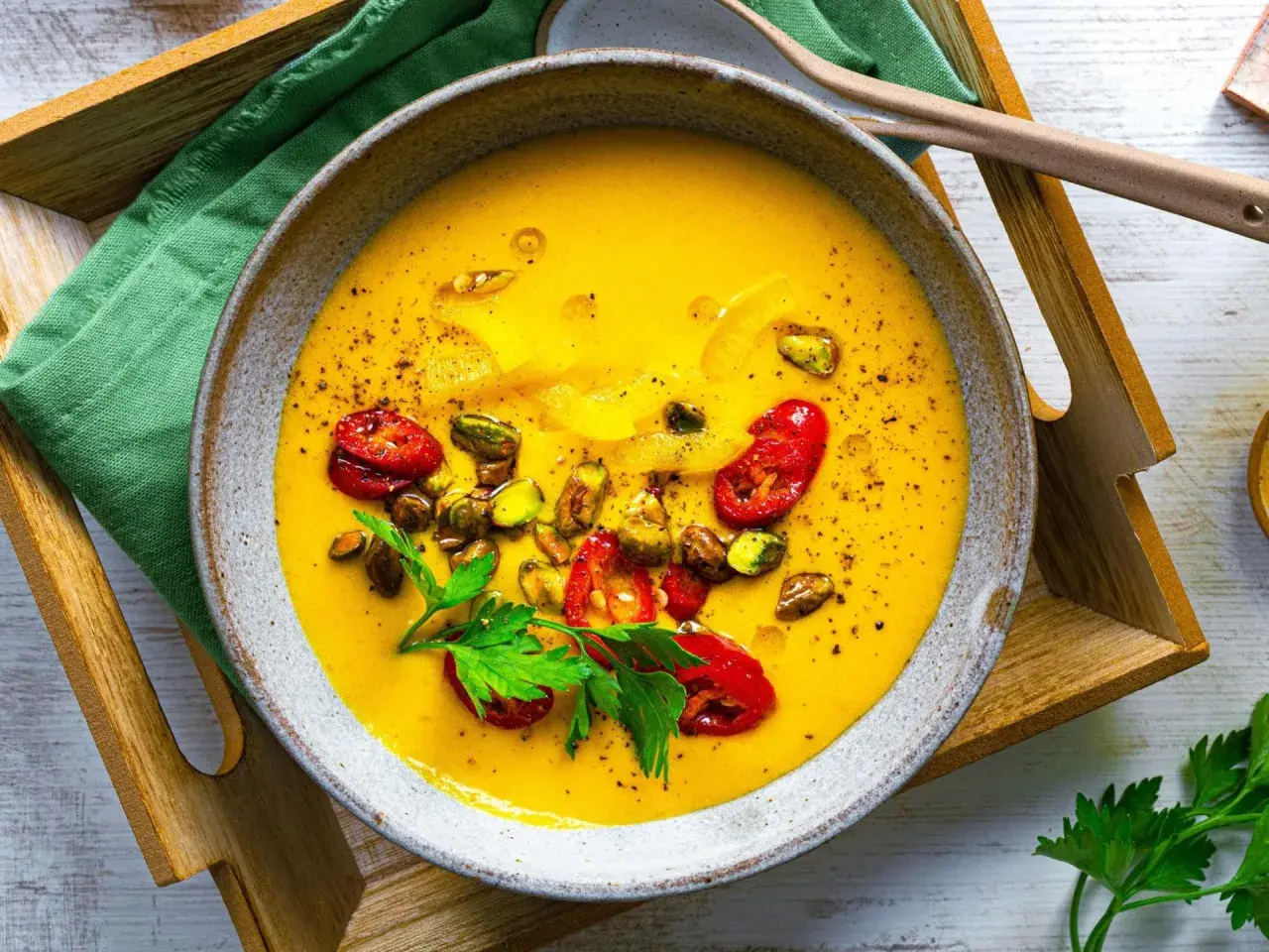 Leckere, gelbe Suppe mit Pistazien und Tomaten, ideal als eine der gesunden Suppen zum Abnehmen.