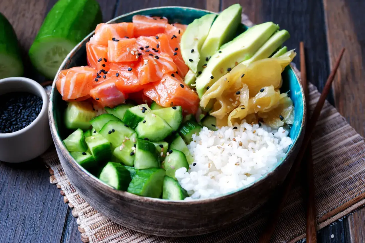 Leckeres Sushi Bowl Rezept mit Lachs, Avocado, Gurke und Reis. Perfekt für ein leichtes Mittagessen.