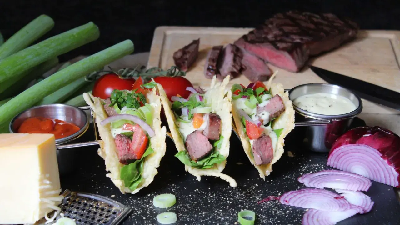 Leckere Tacos selber machen mit saftigem Steak, frischem Gemüse und cremiger Sauce. Ein Fest für die Sinne!