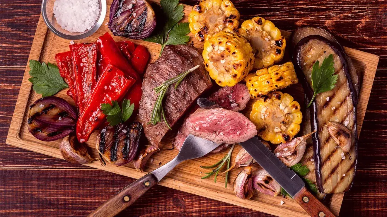Saftiges Steak mit gegrilltem Gemüse wie Mais, Auberginen, Paprika und Zwiebeln – perfekt für low carb essen.