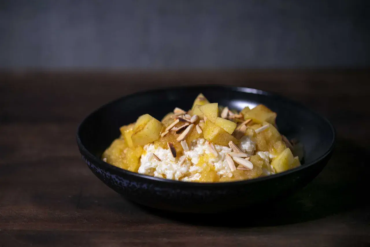 Cremiger Milchreis mit Apfelmus und Mandelblättchen, ein köstliches Milchreis Rezept für jeden Tag.