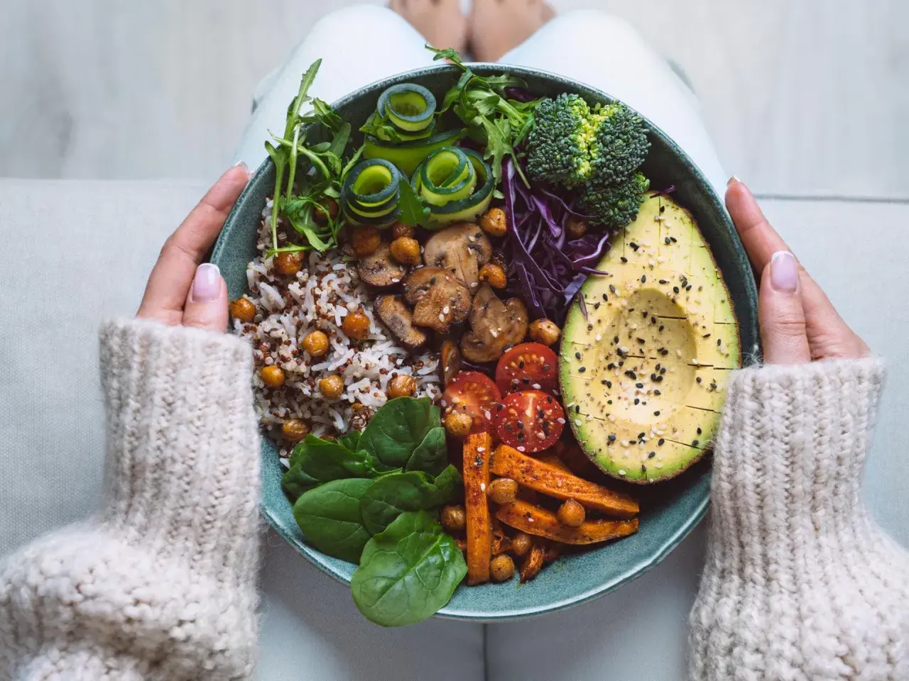 Bunte Bowl mit Quinoa, Avocado, Süßkartoffeln, Pilzen und Gemüse – leckere und gesunde Rezepte zum Abnehmen schnell.