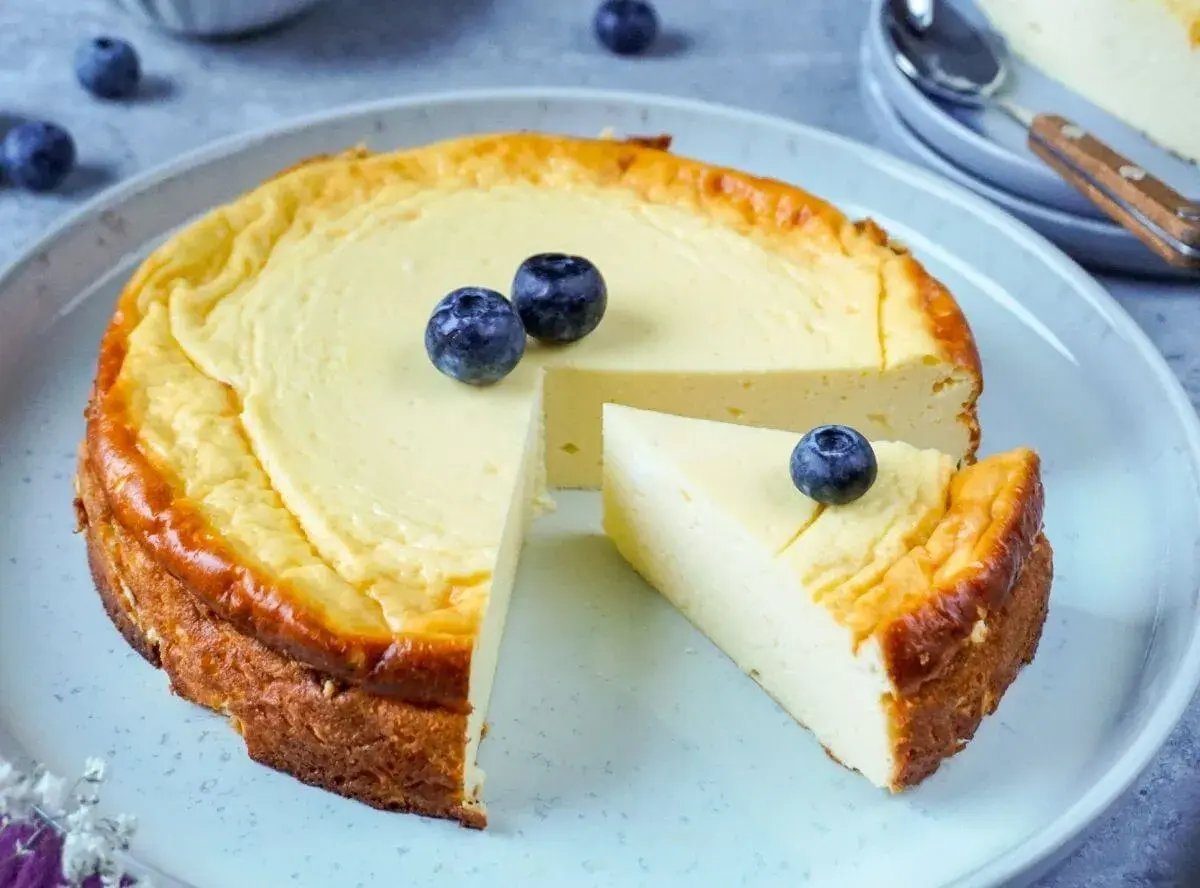 Ein cremiger Käsekuchen, perfekt für low carb kuchen rezepte, garniert mit frischen Blaubeeren.