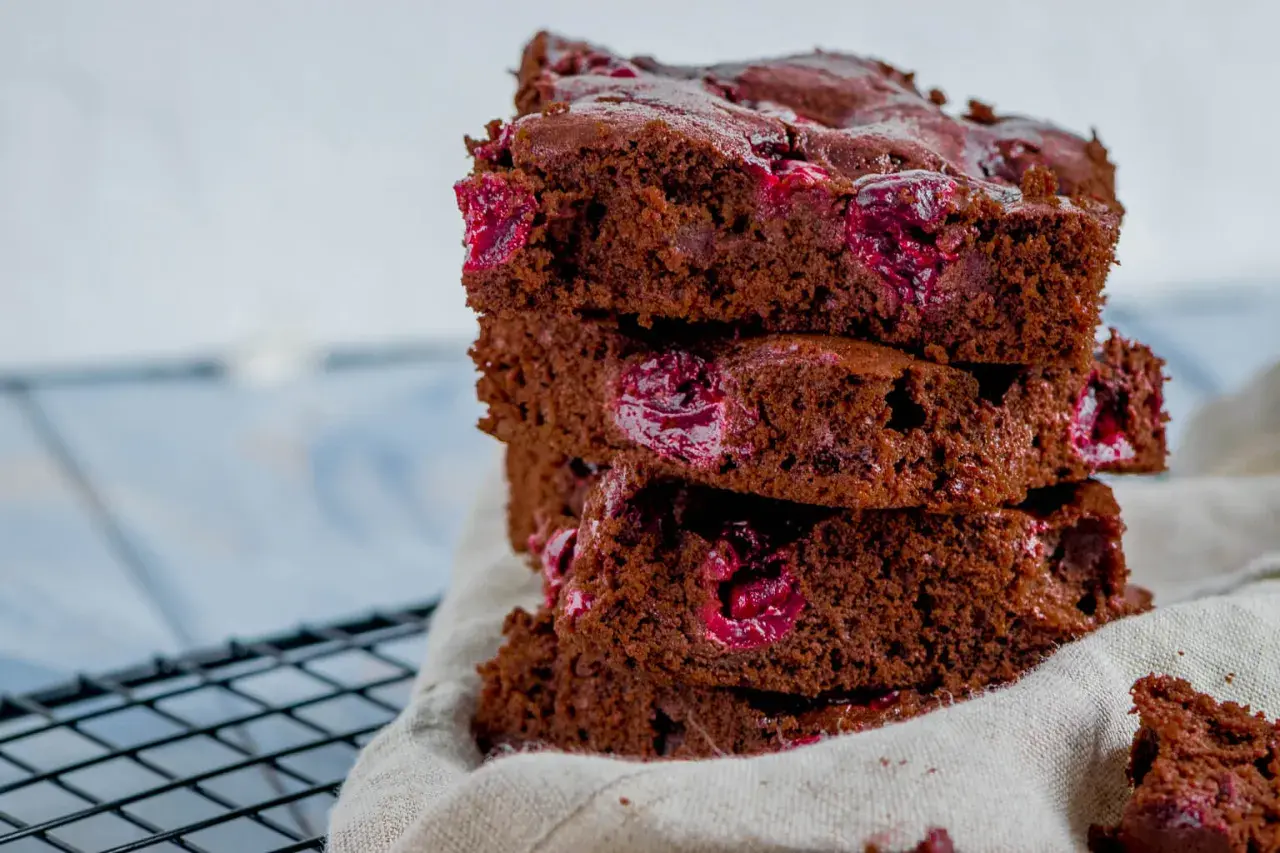 Ein gestapelter schoko kirsch kuchen blech mit saftigen Kirschen.