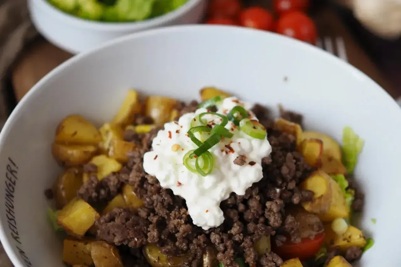 Herzhaftes Gericht mit Hackfleisch, Kartoffeln und Quark – perfekt für low carb high protein rezepte. Garniert mit Frühlingszwiebeln.