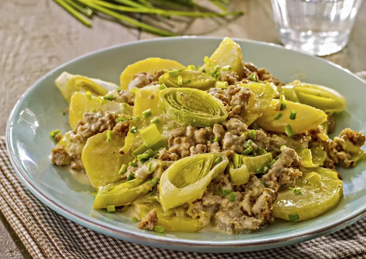 Herzhafte hackfleisch lauch pfanne mit Kartoffeln und einer cremigen Sauce, garniert mit Schnittlauch.