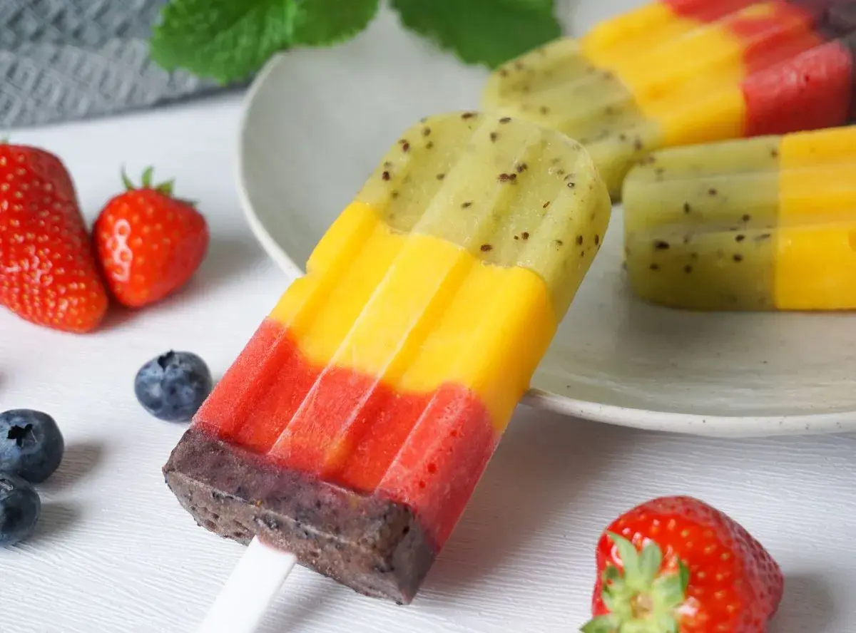 Bunte Fruchteis-Lutscher mit Kiwi, Mango und Erdbeere. Perfekt zum fruchteis selber machen für heiße Tage.
