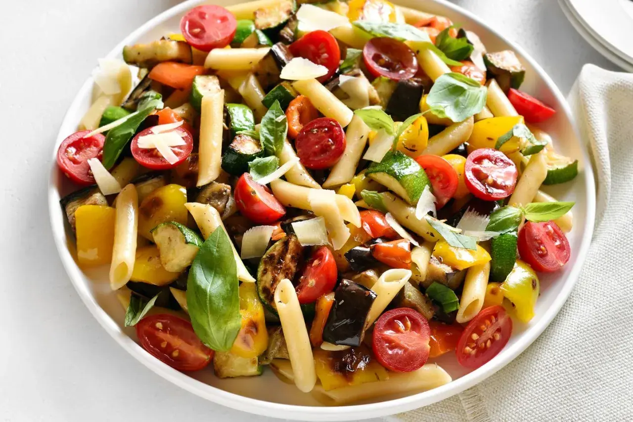 Buntes Nudelgericht mit gegrilltem Gemüse, Tomaten und Basilikum. Ein tolles nudelsalat rezept für den Sommer.