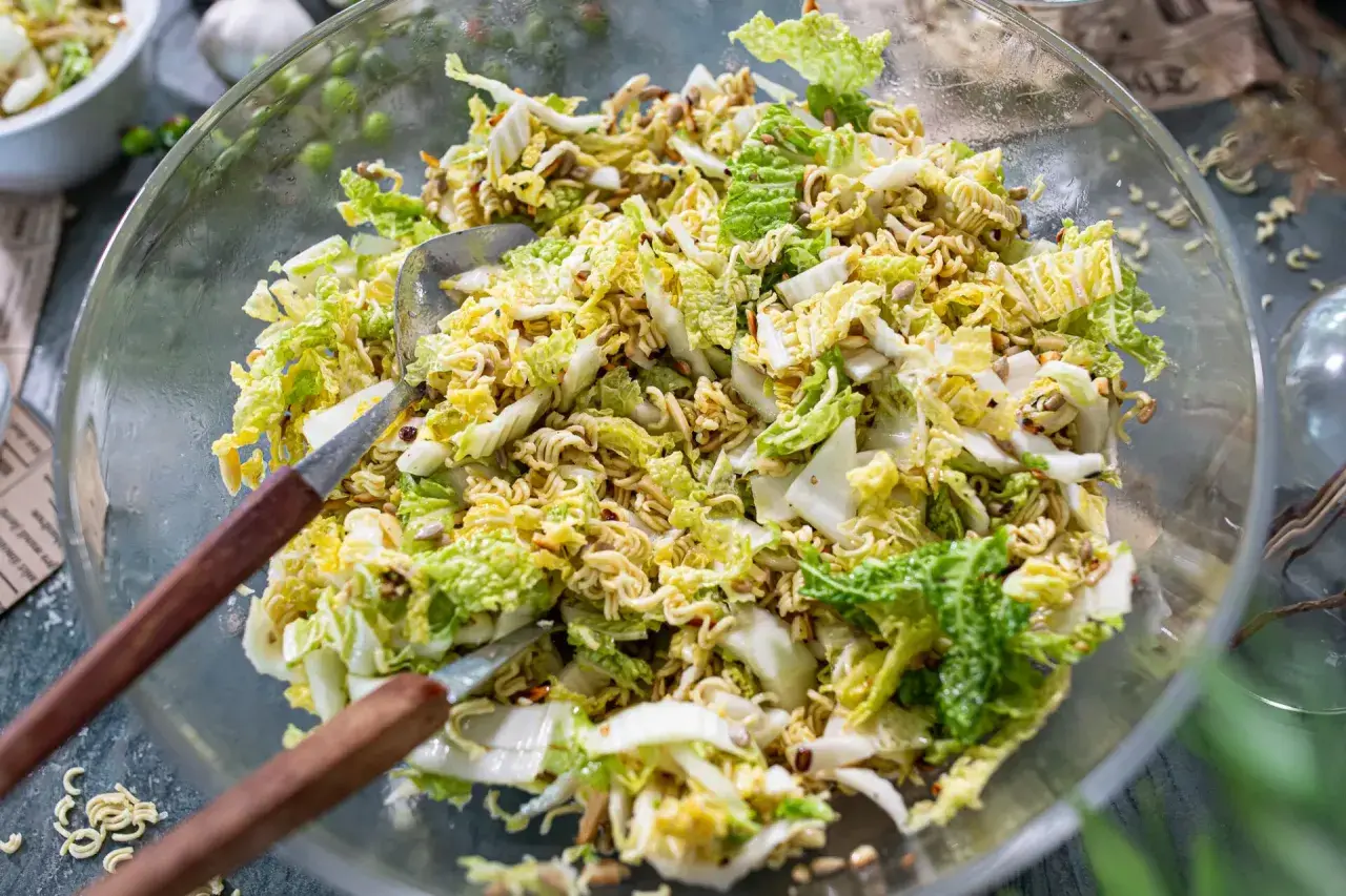 Ein knackiger Chinakohlsalat mit Nudeln und Sonnenblumenkernen. Dieser yum yum Salat ist perfekt für jede Gelegenheit.