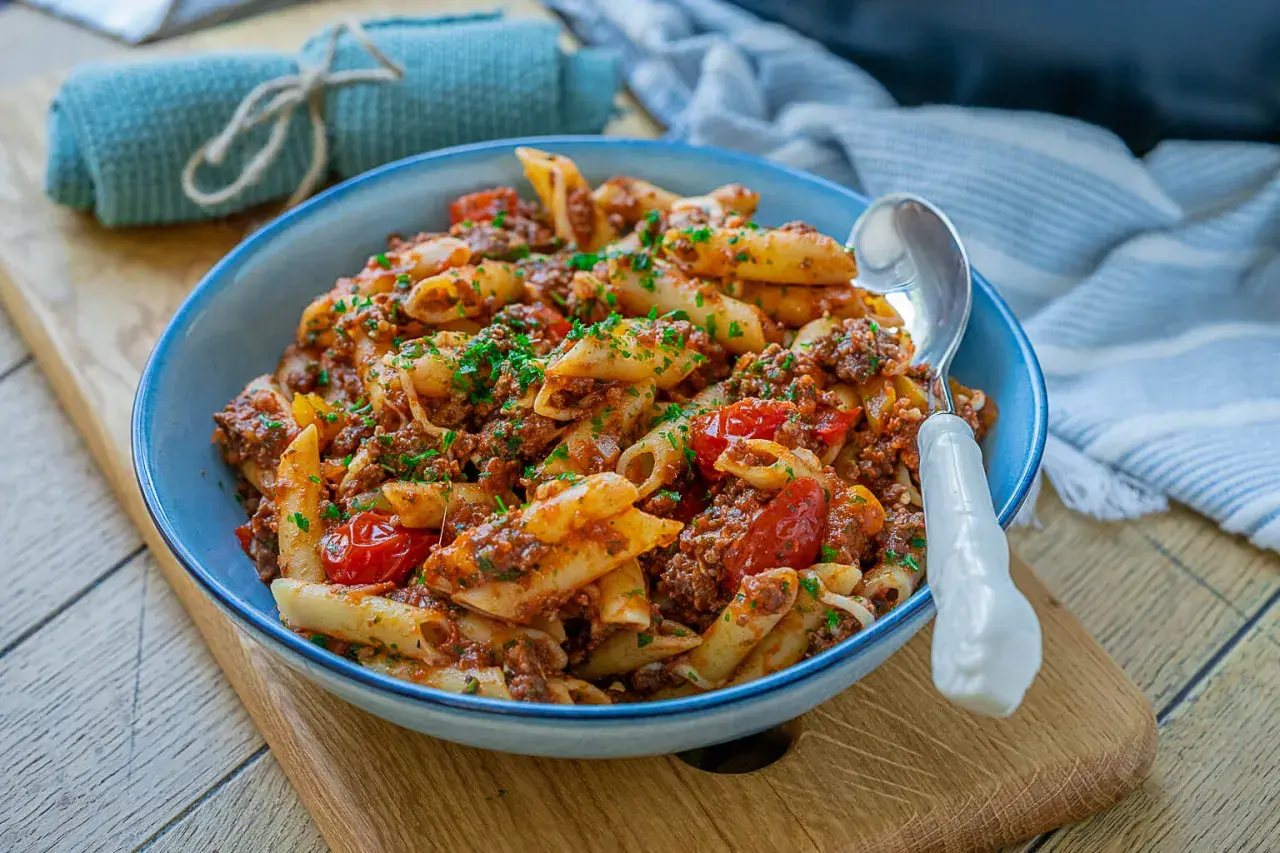 Herzhafte Penne mit Hackfleischsauce und Kirschtomaten, ein ideales Gericht für schnelle Hackfleisch Rezepte.