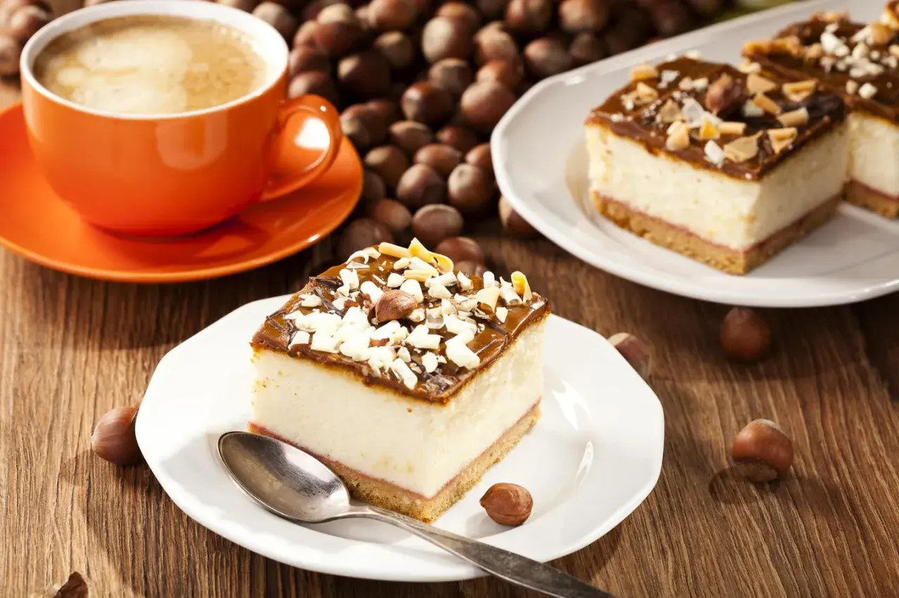 Schneller 10 min Kuchen ohne backen: Cremiger Käsekuchen mit Karamell und Nüssen, dazu eine Tasse Kaffee. Perfekt für süße Momente!