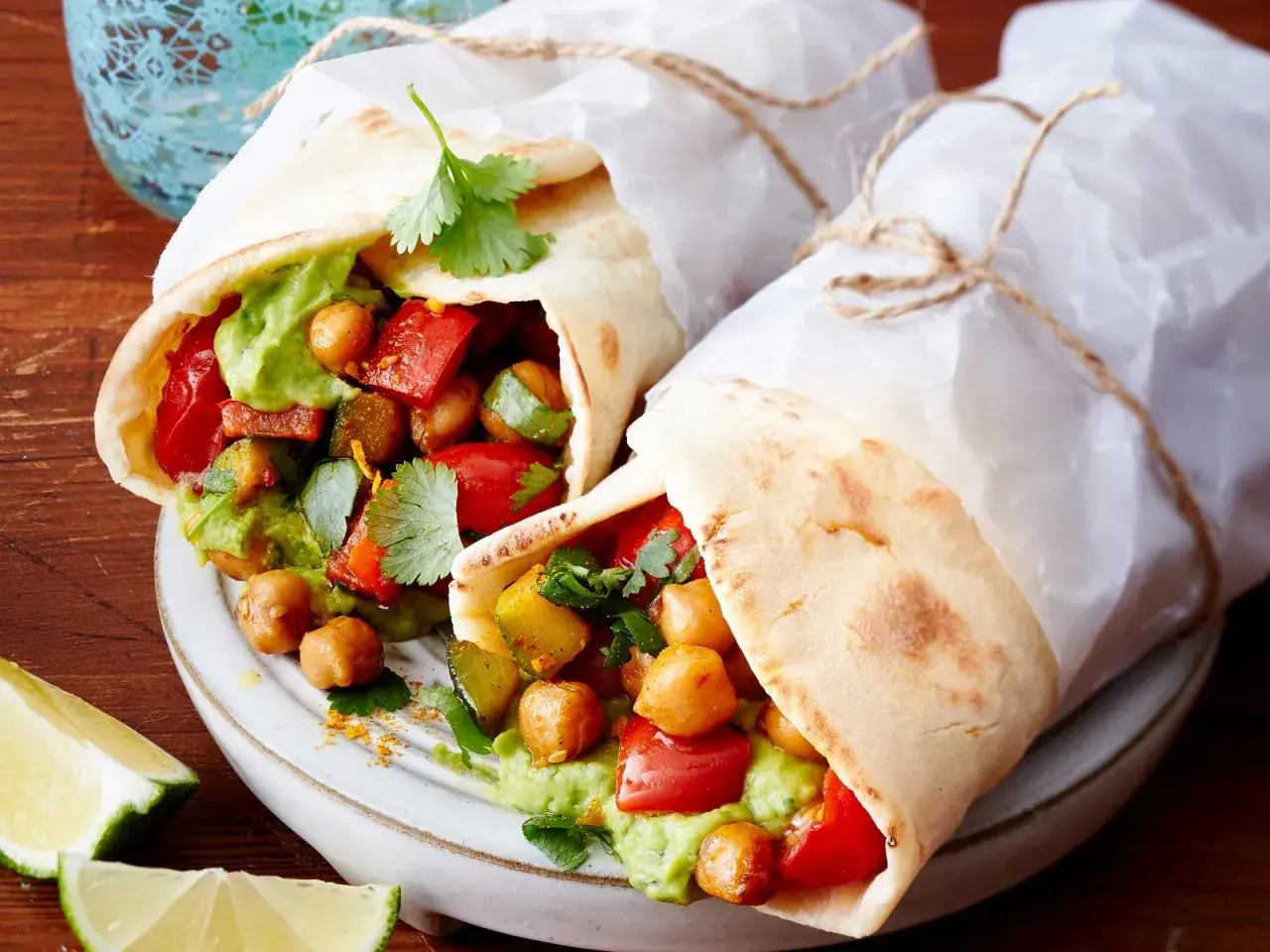 Zwei Wraps mit Kichererbsen, Avocado und Paprika, leckere Wraps Rezepte für jeden Tag.