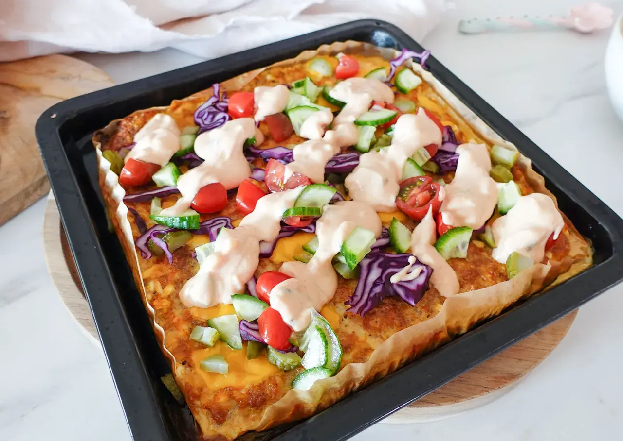 Herzhafte low carb rezepte einfach: Gebackene Tortilla mit Hackfleisch, Käse, Tomaten, Gurken, Rotkohl und Sauce.