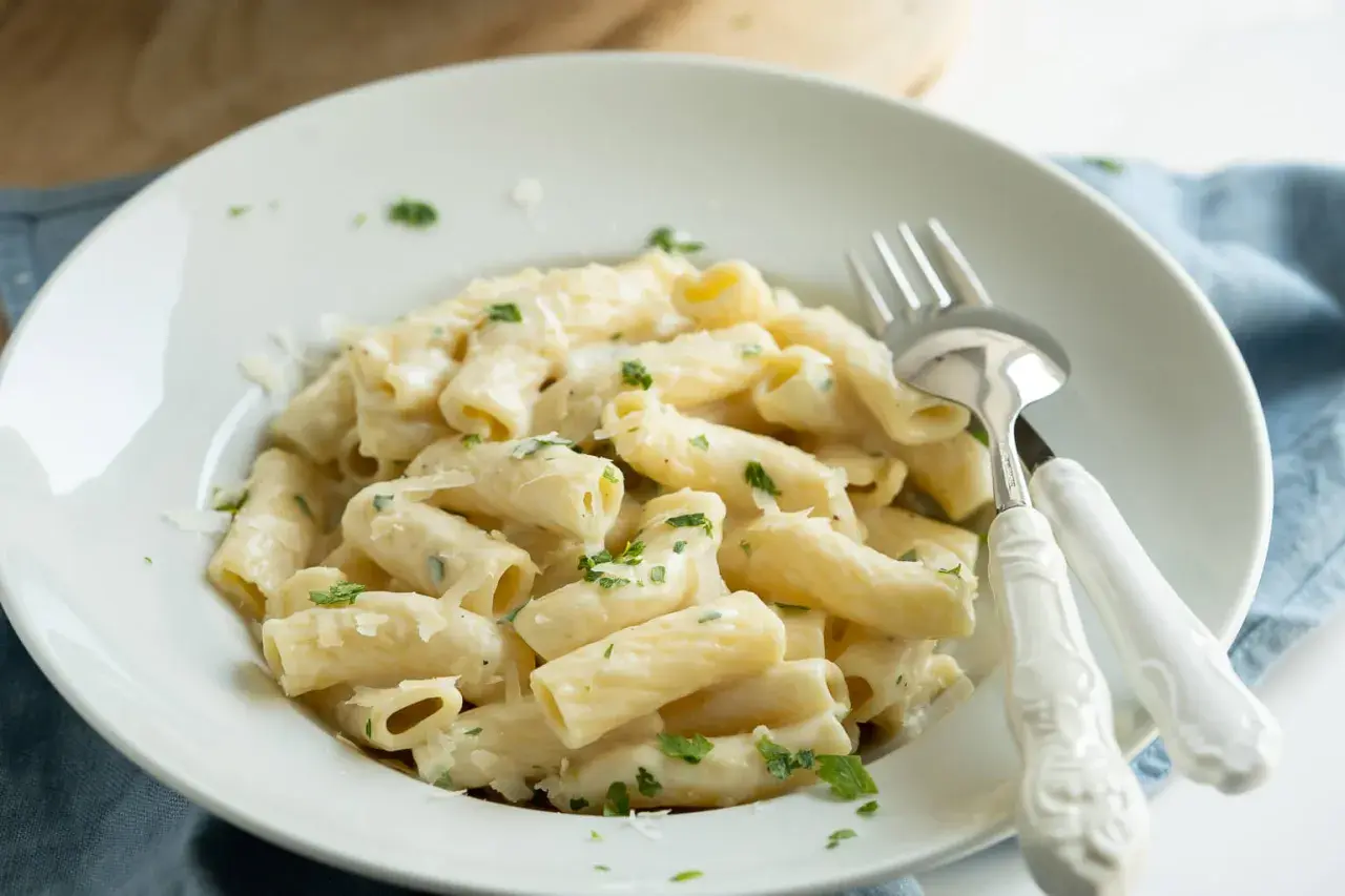 Cremige Pasta mit Parmesan und Petersilie, ein einfaches Gericht, das perfekt zu vielen Rezepten mit Parmesan passt.