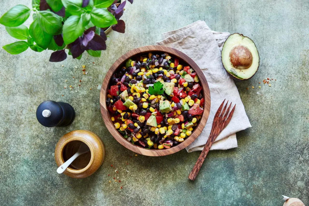 Bunter Bohnensalat mit Mais und Avocado – ein schnelles und leichtes Hauptgericht. Perfekt für heiße Tage!