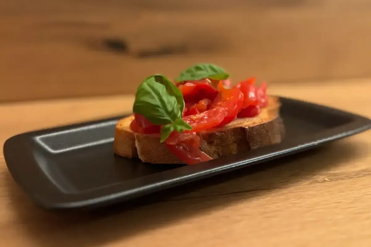 Ein knuspriges Brot mit frischen Tomaten und Basilikum – ein einfaches, aber köstliches Bruschetta-Rezept.