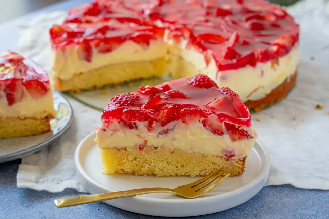 Saftiger Erdbeerkuchen mit Cremefüllung und rotem Tortenguss. Perfekt für einfache und schnelle Torten Rezepte. Ein Genuss für jeden Anlass!