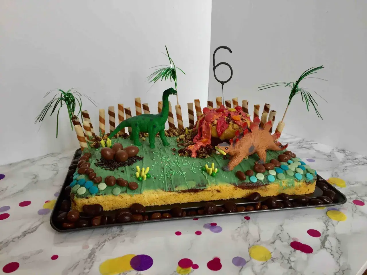 Lustige Kuchen für Kindergeburtstag Jungen: Ein Dino-Abenteuer mit Vulkan, Eiern und Palmen.