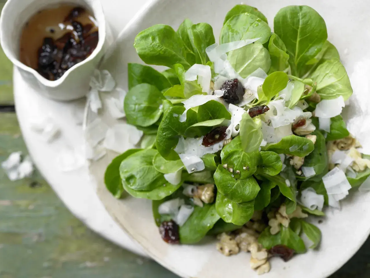 Frischer Feldsalat mit Walnüssen, Parmesan und getrockneten Cranberries. Perfekt für feldsalat rezepte einfach und schnell.