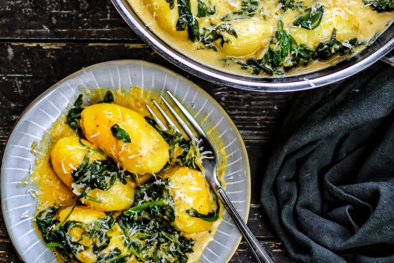 Gnocchi in cremiger Spinatsauce mit Parmesan. Ein köstliches Gericht, das Lust auf mehr Spinat Rezepte macht.
