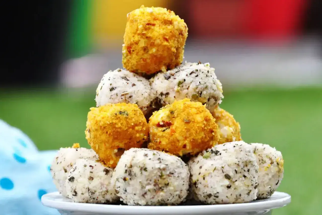 Leckere low carb fingerfood-Bällchen, schnell gemacht und perfekt für jede Party. Zwei Varianten: eine mit Kräutern, die andere goldgelb paniert.