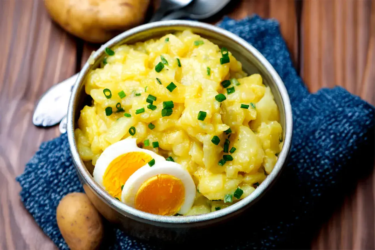 Schmackhafter Kartoffelsalat mit Eiern und Schnittlauch, ein tolles Kartoffelsalat Rezept für jede Gelegenheit.