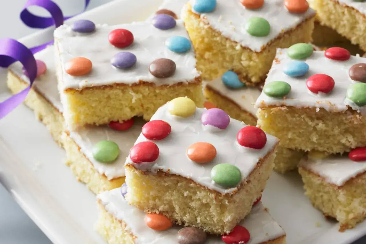 Bunte Smarties zieren den saftigen Fantakuchen mit Schmand. Ein Fest für Augen und Gaumen!