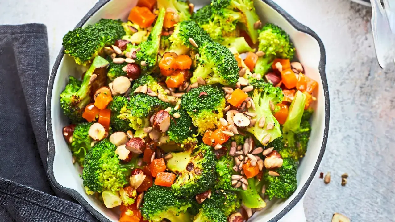 Warmes, schnelles Abendessen: Brokkoli mit Karotten, Nüssen und Sonnenblumenkernen. Perfekt für low carb rezepte abendessen warm schnell.