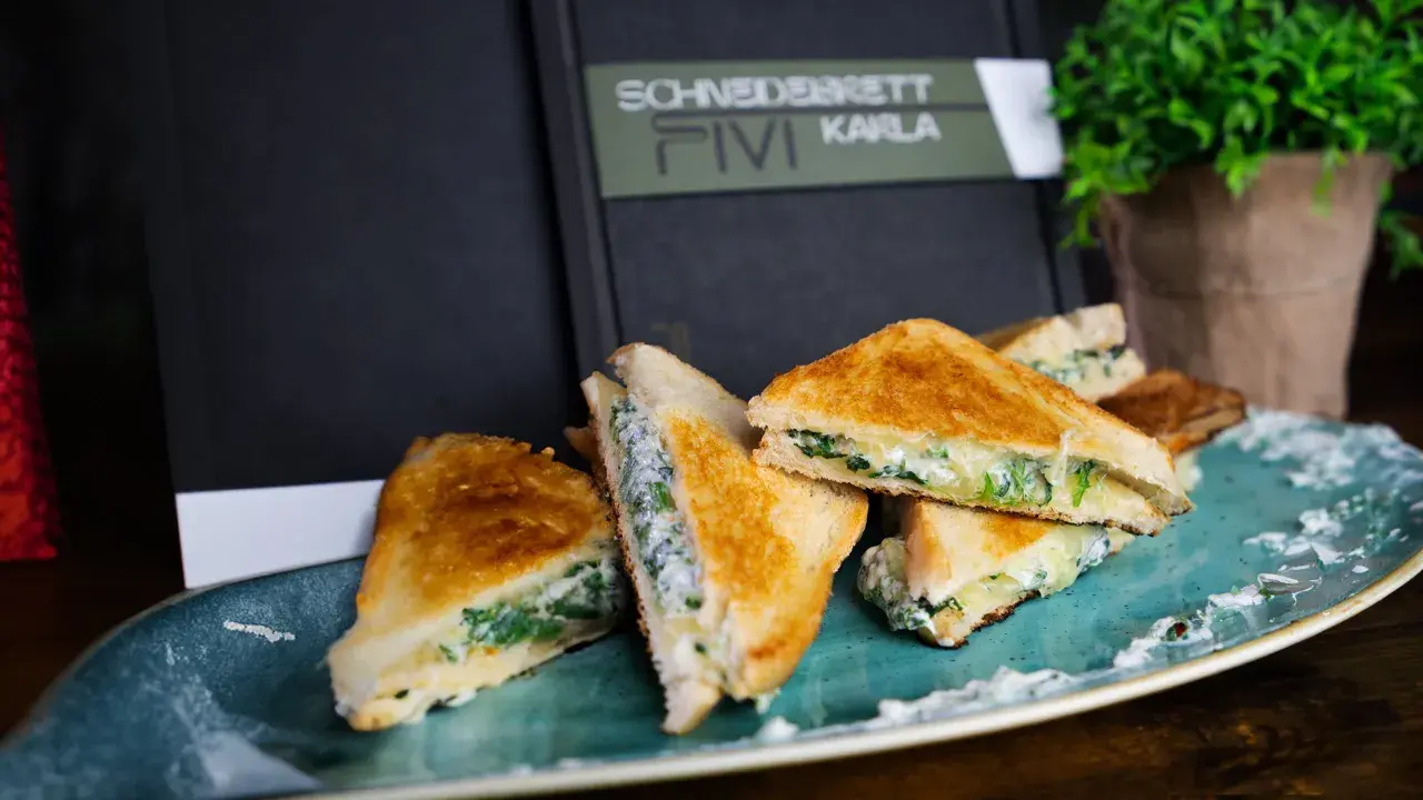 Leckeres gegrilltes Käsesandwich mit Spinat, perfekt für ein schnelles Mittagessen. Hier ist ein einfaches grilled cheese sandwich rezept.
