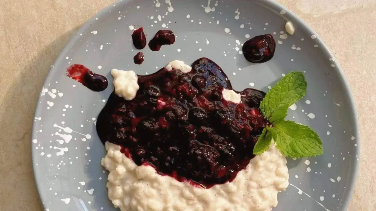 Cremiger Milchreis mit dunkler Beerensoße und Minze. Ein einfaches Milchreis Rezept, das immer gelingt.