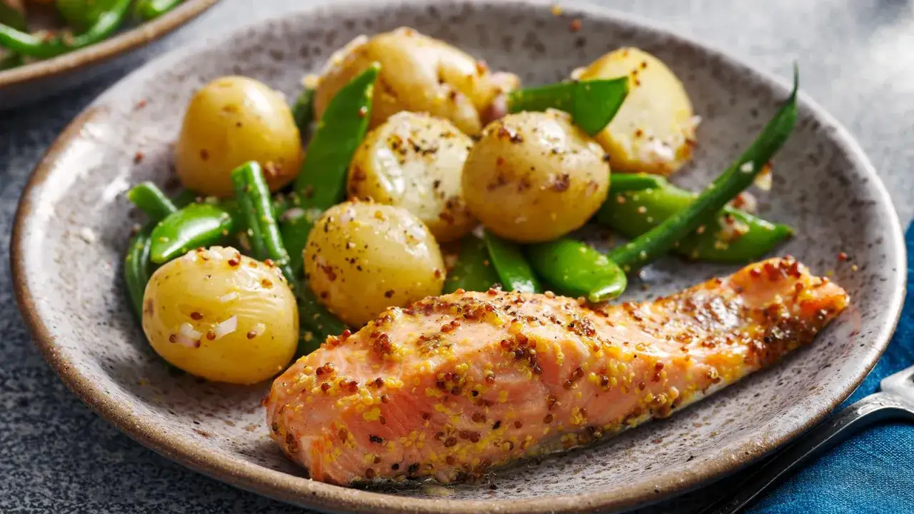 Lachs mit Honig-Senf-Marinade, dazu kleine Kartoffeln und grüne Bohnen. Ein tolles Gericht für Airfryer Rezepte!