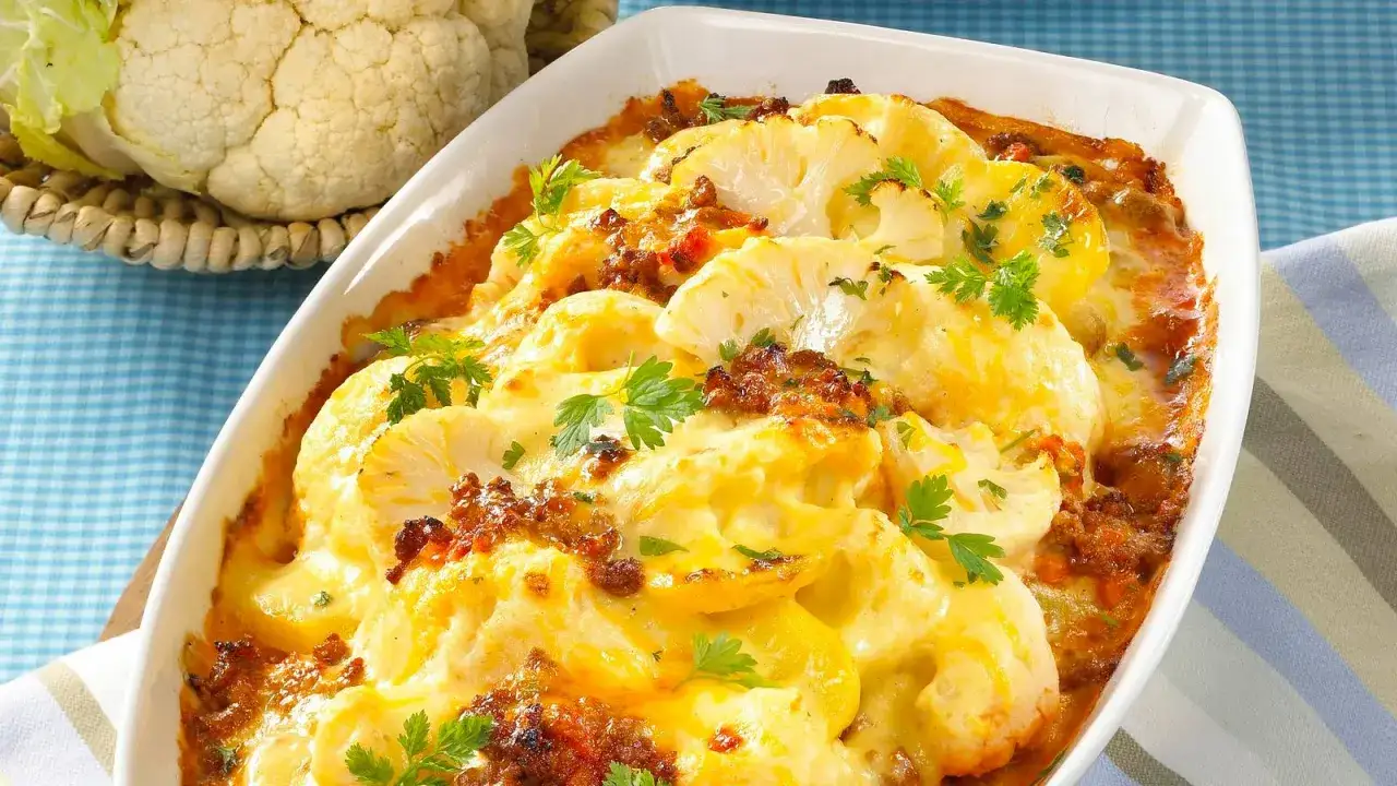 Herzhaftes Blumenkohl mit Hackfleisch Auflauf, überbacken mit Käse und garniert mit Petersilie. Ein Genuss für die ganze Familie.