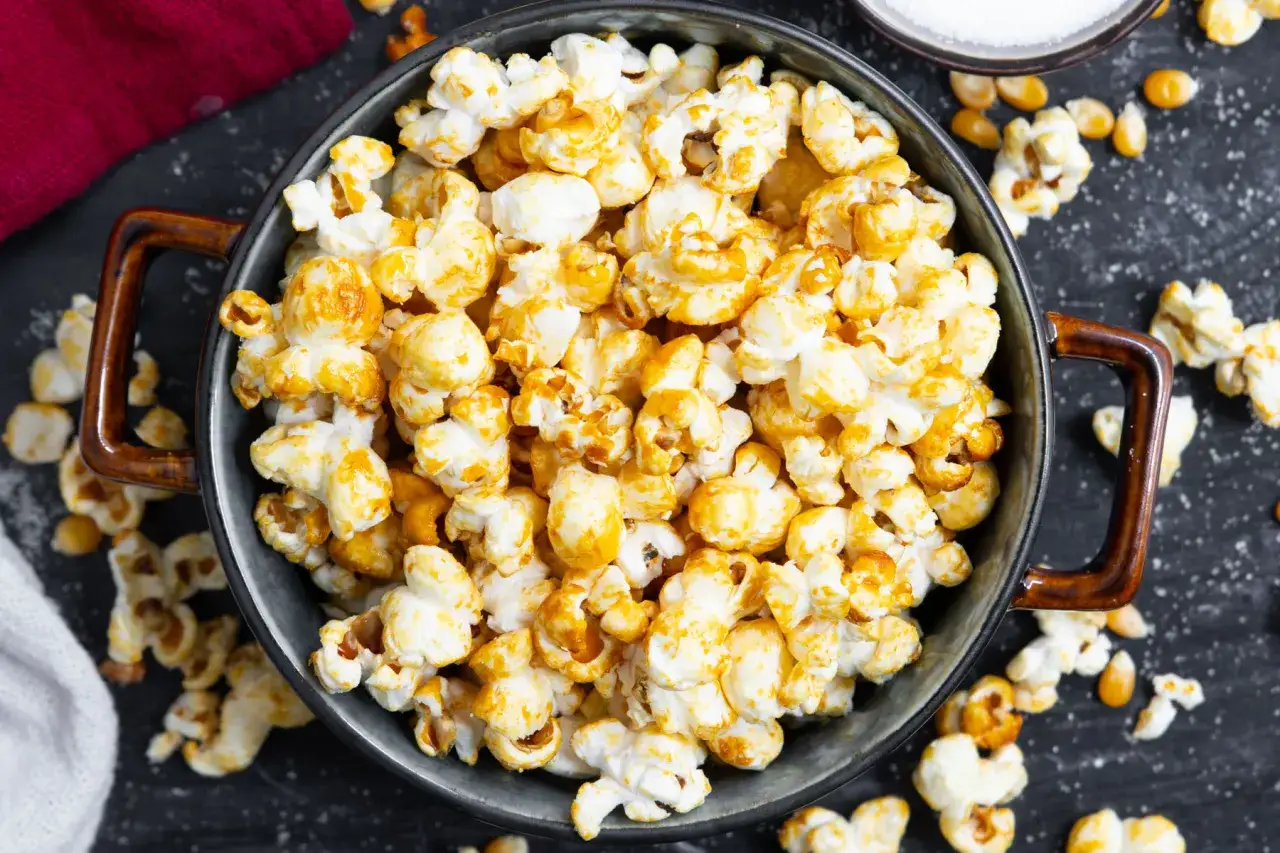 Schüssel voller frisch zubereitetem Popcorn, perfekt für einen gemütlichen Filmabend. So einfach ist Popcorn selber machen!