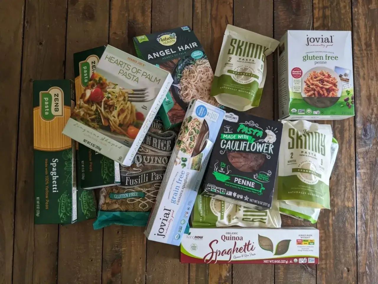 Verschiedene Packungen low carb nudeln aus Palmenherzen, Blumenkohl, Linsen, Quinoa und Reis.