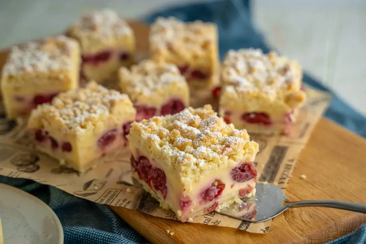 Saftiger Kirschkuchen mit Streuseln, perfekt f&uuml;r einen sonntagskuchen schnell und einfach.