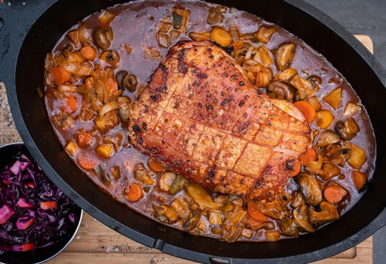 Herzhaftes Schweinebratenst&uuml;ck mit knuspriger Schwarte in einer deftigen Sauce mit Wurzelgem&uuml;se und Pilzen. Perfekt f&uuml;r Dutch Oven Rezepte.