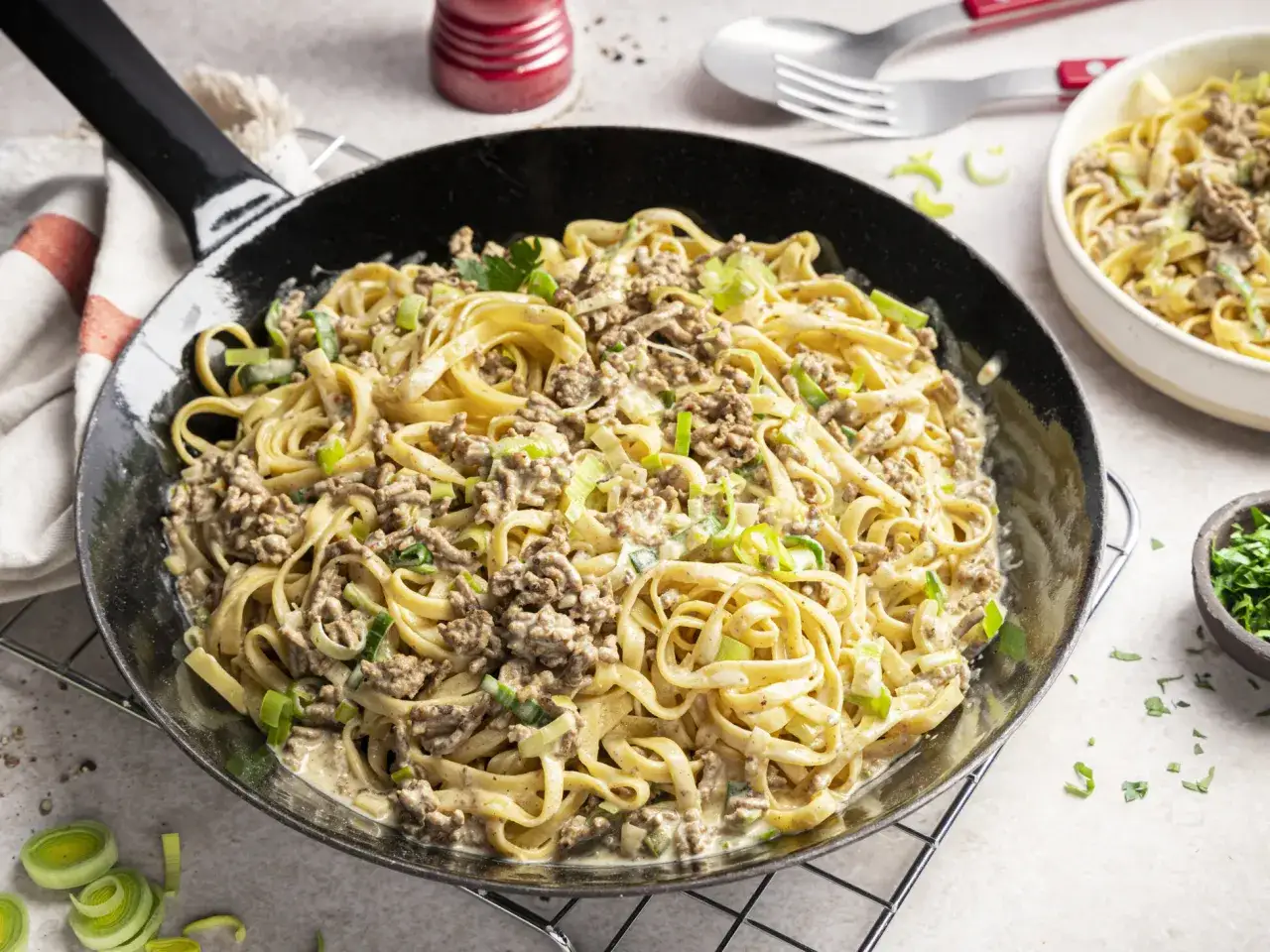 Herzhafte Hackfleisch-Lauch-Pfanne mit Bandnudeln, cremig und appetitlich, bereit zum Servieren.