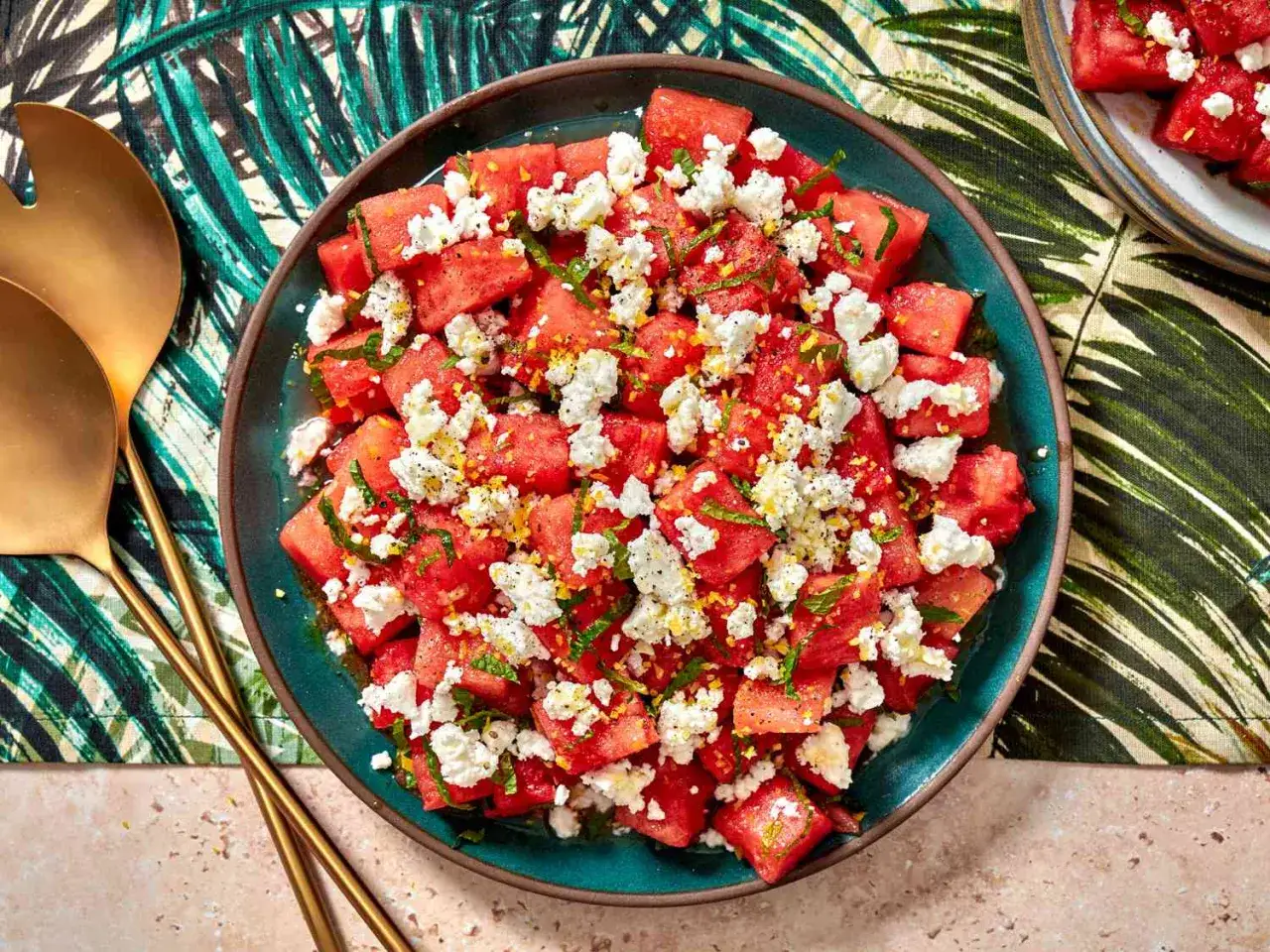 Erfrischender Wassermelonen Feta Salat mit Minze und Zitronenschale, garniert mit schwarzem Pfeffer. Perfekt für heiße Tage!