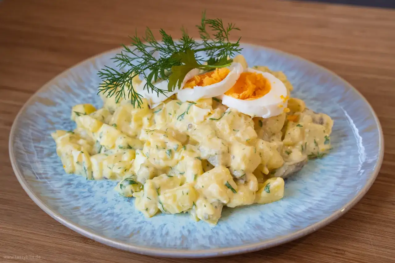 Ein cremiger Kartoffelsalat mit Mayo, garniert mit Dill und Ei. Perfekt f&uuml;r ein Picknick oder als Beilage.