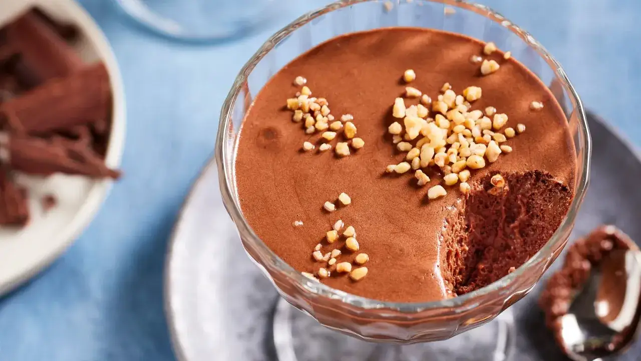Schokoladenmousse im Glas, garniert mit gehackten Nüssen. Ein köstliches mousse au chocolat rezept, das zum Genießen einlädt.