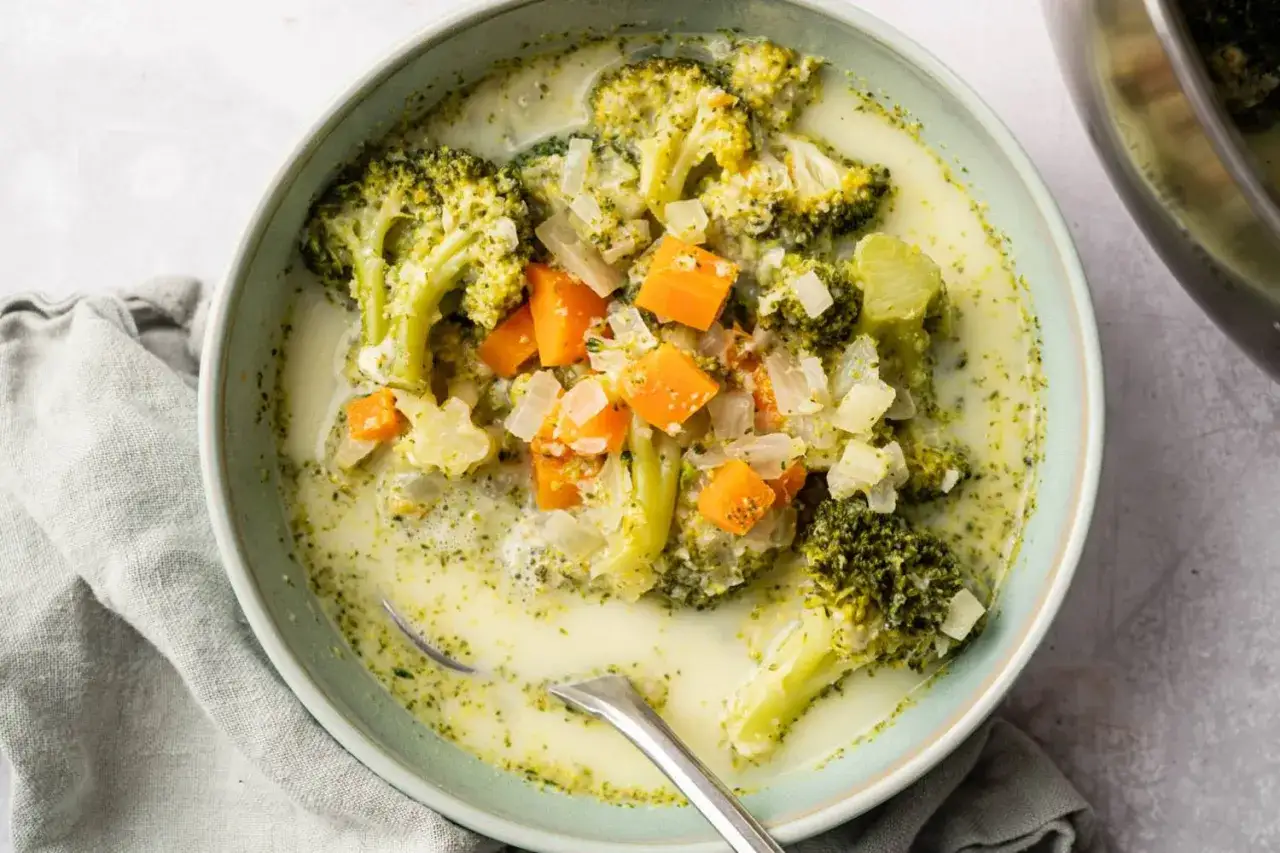 Cremige Brokkolisuppe mit Karotten und Zwiebeln, eine köstliche Option für Suppen zum Abnehmen.
