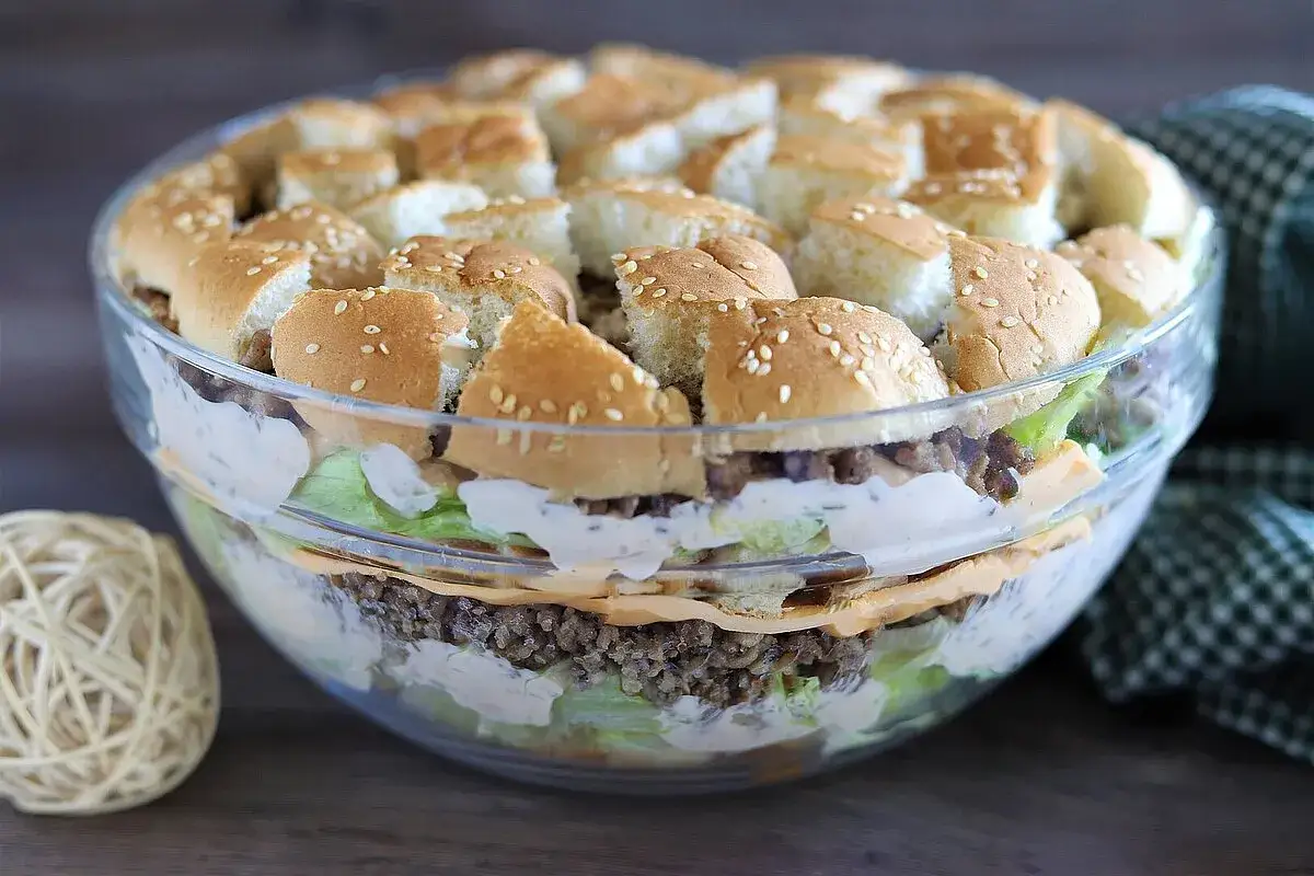 Schichtsalat im Glas, inspiriert vom Big Mac Salat, mit Hackfleisch, Salat, Käse und Brötchenstücken.