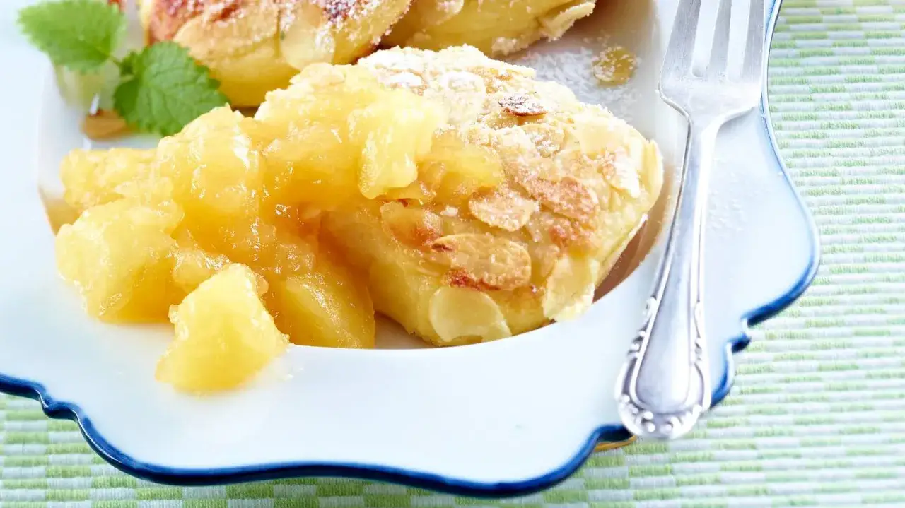 Quarkkeulchen ohne Kartoffeln, goldbraun gebacken, mit Apfelmus und Mandelblättchen bestreut. Ein Genuss!