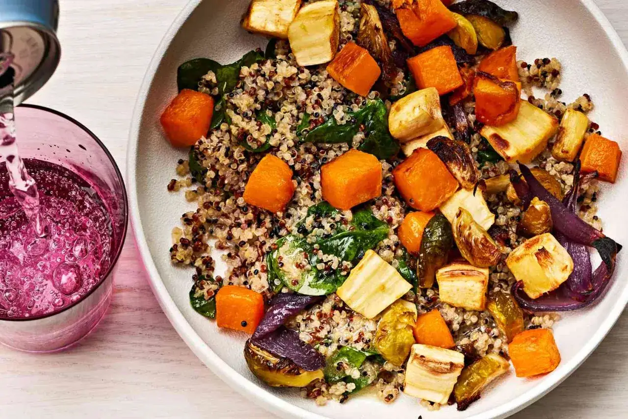 Bunte Quinoa-Bowl mit geröstetem Gemüse wie Kürbis und Pastinaken. Perfekt für proteinreiche Rezepte, die satt machen und schmecken.