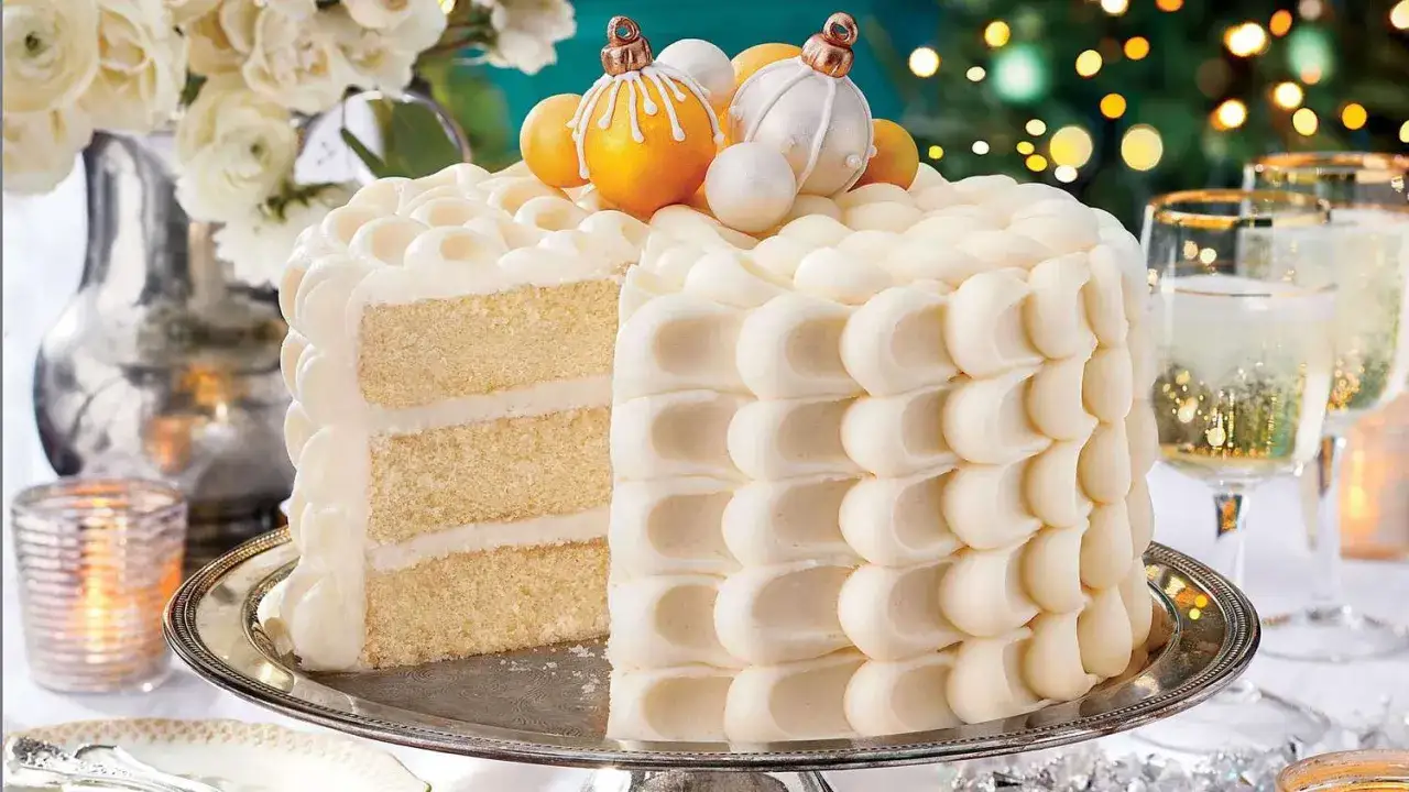 Festlicher Kuchen mit Buttercreme und Puddingf&uuml;llung, dekoriert mit Weihnachtskugeln.