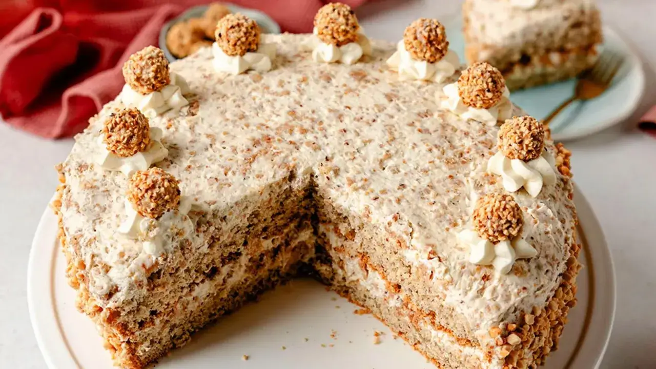 Giotto Torte Rezept: Eine k&ouml;stliche Torte mit Nuss-Creme und Schoko-Kugeln, perfekt f&uuml;r jeden Anlass.
