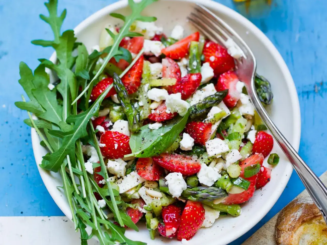 Erfrischender Spargelsalat mit Erdbeeren, Feta und Rucola. Ein leichter Genuss f&uuml;r warme Tage.